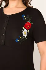 KADIN SİYAH NAKIŞ DETAYLI ÖN PAT DÜĞMELİ ETEK UCU KATLI ELBİSE