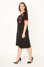 KADIN SİYAH NAKIŞ DETAYLI KOL AĞZI SATEN V YAKALI ELBİSE