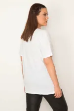 KADIN BEYAZ ÖN TAŞ VE ÇİZGİ BASKI DETAYLI YAN FERMUAR YIRTMAÇLI BLUZ