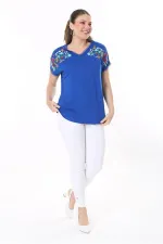 Kadın Büyük Beden Beyaz Nakış Detaylı Yaka Ve Kol Ağzı Kopenaki Dantelli V Yakalı Bluz 65N37676