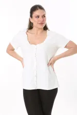Kadın Büyük Beden Kemik Önü Süs Düğme Ve Yakası Fırfır Detaylı Kısa Kollu Bluz 65N37707