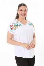 Kadın Büyük Beden Beyaz Nakış Detaylı Yaka Ve Kol Ağzı Kopenaki Dantelli V Yakalı Bluz 65N37676