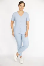 Kadın Mavi Büyük Beden V Yaka Ön Süs Düğmeli Kaşkorse Kumaş Kısa Kollu Bluz