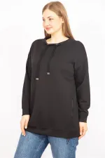 Kadın Siyah Büyük Beden Yan Fermuar Yırtmaçlı Yakası Kuşgözü Detaylı Sweatshirt 65N35638