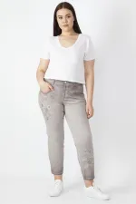 Kadın Taş Batik Yıkama Efektli Aplike Nakışlı Bilek Boy Pantolon 65N29833