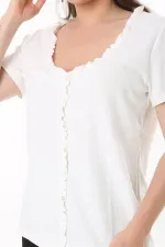 Kadın Büyük Beden Kemik Önü Süs Düğme Ve Yakası Fırfır Detaylı Kısa Kollu Bluz 65N37707