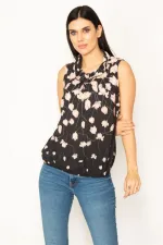 KADIN SİYAH DEGAJE YAKA ETEK UCU LASTİKLİ KOLSUZ ÇİÇEK DESENLİ BLUZ
