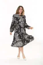 Kadın Büyük Beden Siyah Yaka Bağcık Ve Kol Ağzı Lastik Detaylı Katlı Uzun Elbise 65N37561