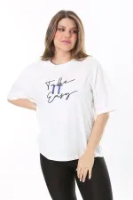 Kadın Büyük Beden Beyaz Pamuklu Kumaş Ön Nakışlı Kısa Kollu Bluz 65N37855