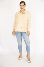 Kadın Büyük Beden Bej Poplin Kumaş Ön Düğmeli Yan Yırtmaçlı Uzun Kollu Gömlek 65N36799