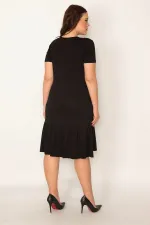 KADIN SİYAH NAKIŞ DETAYLI ÖN PAT DÜĞMELİ ETEK UCU KATLI ELBİSE