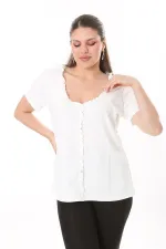 Kadın Büyük Beden Kemik Önü Süs Düğme Ve Yakası Fırfır Detaylı Kısa Kollu Bluz 65N37707