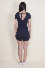 COMBINAISON SHORT COURT BLEU MARINE POUR FEMME AVEC COL ENVELOPPÉ ET DOS DÉTAILLÉ