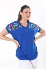 Kadın Büyük Beden Beyaz Nakış Detaylı Yaka Ve Kol Ağzı Kopenaki Dantelli V Yakalı Bluz 65N37676