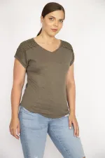 Kadın Haki Büyük Beden Pamuk Kumaş V Yakalı Kısa Kollu Omuz Dantel Detaylı Bluz