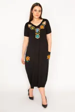 KADIN SİYAH NAKIŞ DETAYLI CEPLİ VİSKON ELBİSE