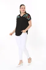 Kadın Büyük Beden Beyaz Nakış Detaylı Yaka Ve Kol Ağzı Kopenaki Dantelli V Yakalı Bluz 65N37676