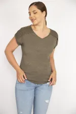 Kadın Haki Büyük Beden Pamuk Kumaş V Yakalı Kısa Kollu Omuz Dantel Detaylı Bluz