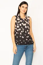 KADIN SİYAH DEGAJE YAKA ETEK UCU LASTİKLİ KOLSUZ ÇİÇEK DESENLİ BLUZ