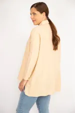 Kadın Büyük Beden Bej Poplin Kumaş Ön Düğmeli Yan Yırtmaçlı Uzun Kollu Gömlek 65N36799