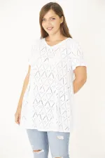 Kadın Büyük Beden Beyaz Delikiş Kumaş V Yakalı Kısa Kollu Bluz 65N36944