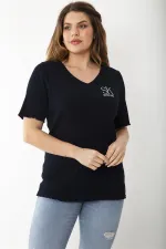Kadın Büyük Beden Lacivert Kaşkorse Kumaş Göğsü Nakışlı Likralı Bluz 65N37235