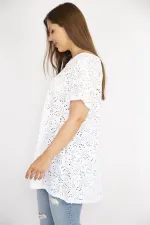 Kadın Beyaz Büyük Beden Delikiş Kumaş V Yakalı Kısa Kollu Bluz