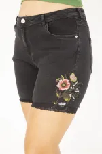 Kadın Büyük Beden Siyah Nakış Detaylı Kot Şort 65N36804