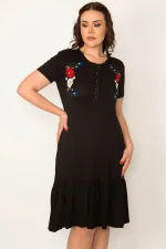 KADIN SİYAH NAKIŞ DETAYLI ÖN PAT DÜĞMELİ ETEK UCU KATLI ELBİSE