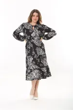 Kadın Büyük Beden Siyah Yaka Bağcık Ve Kol Ağzı Lastik Detaylı Katlı Uzun Elbise 65N37561