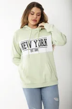 Kadın Büyük Beden Yeşil İçi Şardonlu Baskı Ve Kapşon Detaylı Kanguru Cepli Sweatshirt 65N37209