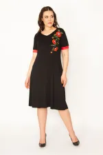 KADIN SİYAH NAKIŞ DETAYLI KOL AĞZI SATEN V YAKALI ELBİSE