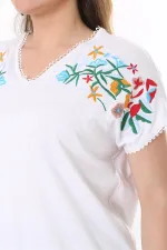 Kadın Büyük Beden Beyaz Nakış Detaylı Yaka Ve Kol Ağzı Kopenaki Dantelli V Yakalı Bluz 65N37676