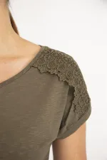 Kadın Haki Büyük Beden Pamuk Kumaş V Yakalı Kısa Kollu Omuz Dantel Detaylı Bluz
