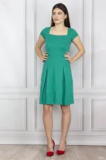 ROBE À COL CARRÉ ET PLISSÉE