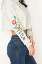 WOMEN'S GRAY EMBROIDERY DETAILED SLEEVE 3-THREAD HOODED SWEATSHIRT