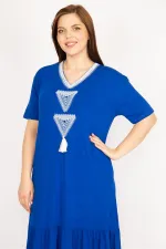 Kadın Saks Büyük Beden Nakış Detaylı V Yaka Yan Cepli Elbise