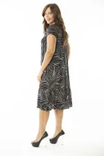 Kadın Büyük Beden Siyah Dokuma Viskon Kumaş Yakası Lastikli Etek Ucu Katlı Elbise 65N36909