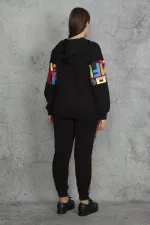 KAPŞONLU FERMUAR VE BASKI DETAYLI KUŞGÖZLÜ SWEATSHİRT PANTOLON TAKIM