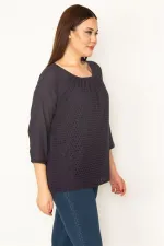 KADIN LACİVERT ÖNÜ ASTARLI DELİKİŞ NAKIŞLI KAPRİ KOLLU VUAL BLUZ