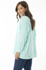 Kadın Büyük Beden Camgöbeği Yeşil Saten Kumaş Kendinden Desenli Uzun Kollu Gömlek 65N37050