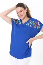 Kadın Büyük Beden Beyaz Nakış Detaylı Yaka Ve Kol Ağzı Kopenaki Dantelli V Yakalı Bluz 65N37676