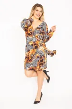 KADIN RENKLİ BELİ TOKA AKSESUARLI KAPALI ANVELOP ELBİSE