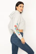 WOMEN'S GRAY EMBROIDERY DETAILED SLEEVE 3-THREAD HOODED SWEATSHIRT