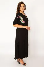 Kadın Siyah Anvelop Yakalı Beli Lastik Ve Nakış Detaylı Elbise 65N33976