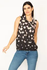 KADIN SİYAH DEGAJE YAKA ETEK UCU LASTİKLİ KOLSUZ ÇİÇEK DESENLİ BLUZ