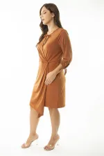 ROBE PORTEFEUILLE FERMÉE À LACETS POUR FEMMES CINNAMON KISS AVEC COL, POIGNETS ET MANCHES, 26A36897