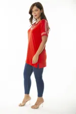 Kadın Büyük Beden Kırmızı Yaka Ve Kolları Nakış Detaylı Omuz Dekolteli Bluz 65N36923