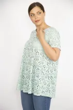 Kadın Beyaz Büyük Beden Delikiş Kumaş V Yakalı Kısa Kollu Bluz