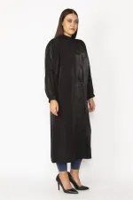 Kadın Siyah Simli Kumaş Kol Ağzı Şifon Detaylı Hakim Yaka Ön Düğmeli Uzun Kap 65N28483